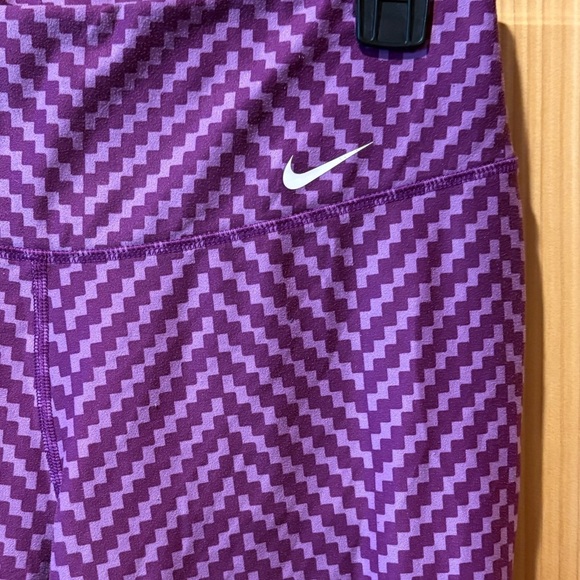 NIKE One Legend 2.0 Women's Zig-Zag Print Violet Eco-Friendly Capri Leggings S - Picture 3 of 11